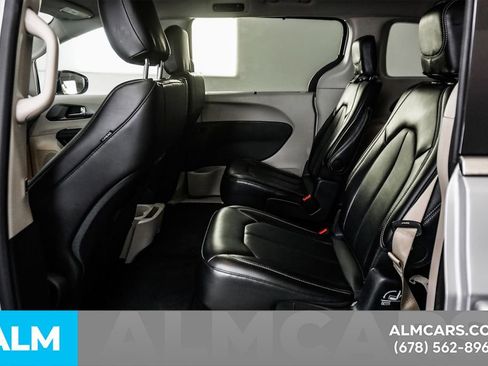 Used 2024 Chrysler Pacifica Touring-L image 17