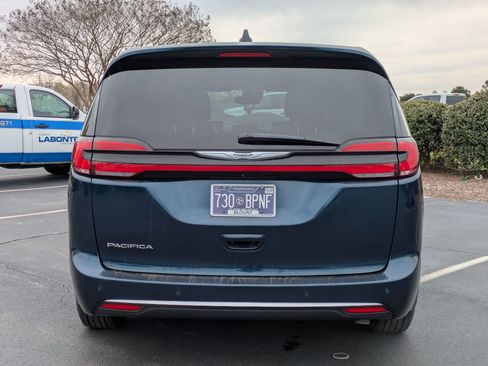Used 2025 Chrysler Pacifica Select FWD image 7