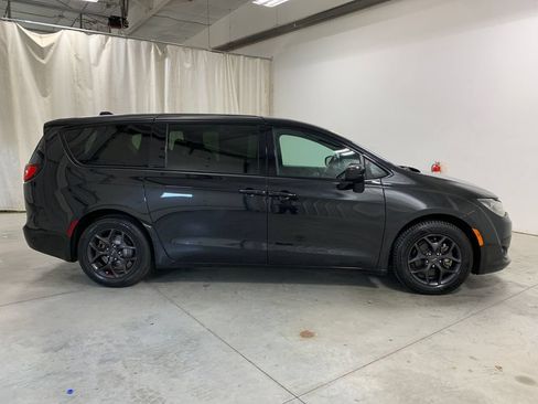 Used 2018 Chrysler Pacifica Touring Plus w/ S Appearance Package FWD image 28