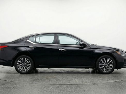 Used 2025 Nissan Altima 2.5 SV image 11