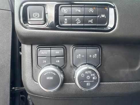 Used 2025 GMC Yukon XL AT4 AWD/4WD image 17
