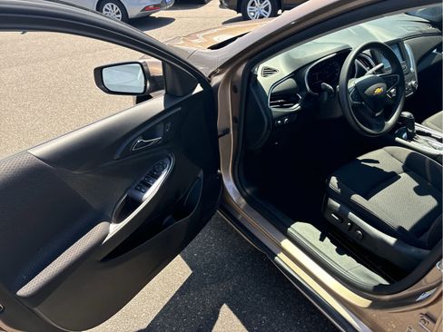 Used 2018 Chevrolet Malibu LT FWD image 7