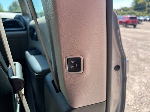 Used 2023 Chrysler Pacifica Touring-L FWD image 34