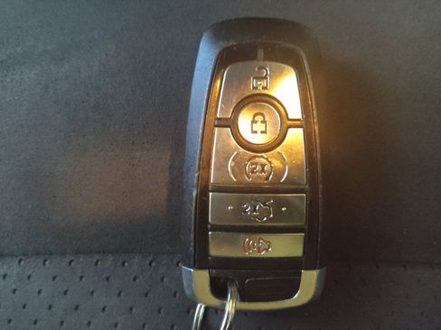 Used 2018 Ford Explorer XLT w/ Equipment Group 202A FWD image 32