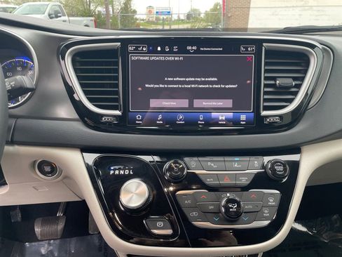 Used 2023 Chrysler Pacifica Touring-L FWD image 22