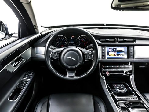 Used 2017 Jaguar XF Premium image 5