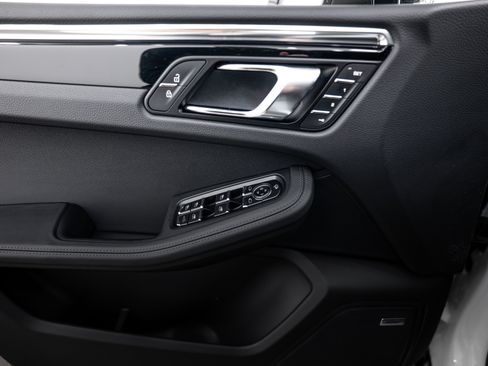 Certified 2026 Porsche Macan Turbo AWD/4WD image 15