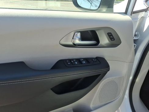 Used 2023 Chrysler Pacifica Touring-L image 9