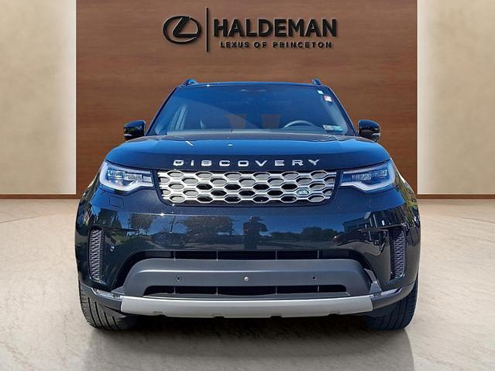 Used 2025 Land Rover Discovery S AWD/4WD image 4