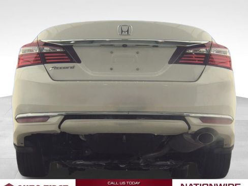 Used 2017 Honda Accord EX image 10