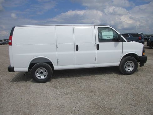 New 2026 GMC Savana 2500 w/ Driver Convenience Package RWD image 3