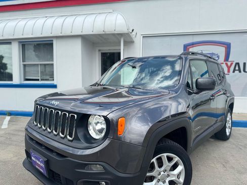 Used 2018 Jeep Renegade Latitude AWD/4WD image 3