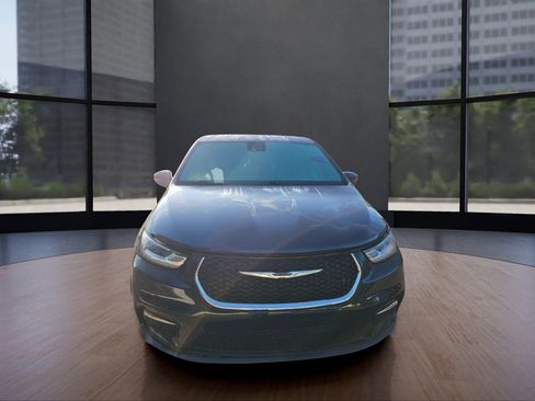 Used 2023 Chrysler Pacifica Touring-L image 2