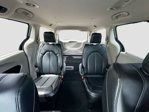 Used 2024 Chrysler Pacifica Touring-L FWD image 29