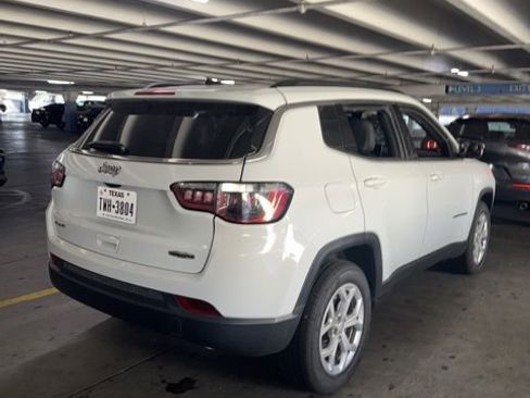 Used 2024 Jeep Compass Latitude image 31