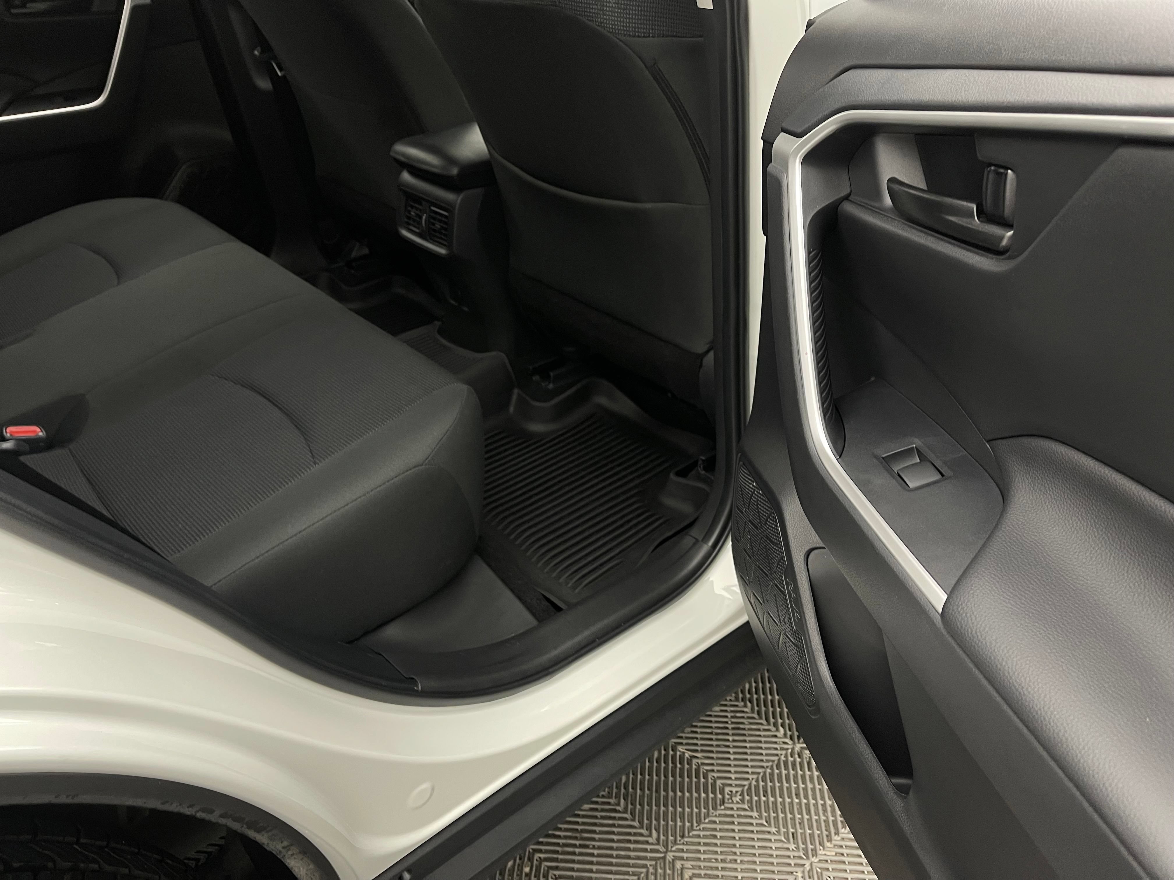 Used 2024 Toyota RAV4 LE FWD image 31