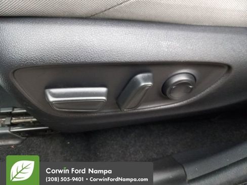 Used 2022 Toyota Venza LE image 12