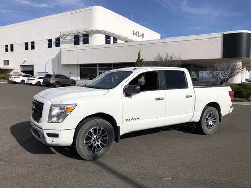 Used 2021 Nissan Titan SV w/ SV Convenience Package image 2