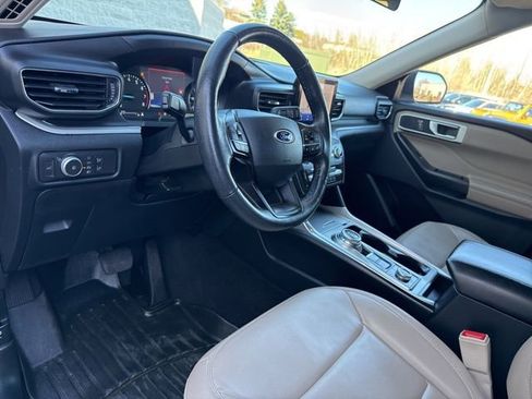 Used 2020 Ford Explorer XLT w/ Equipment Group 202A AWD/4WD image 31