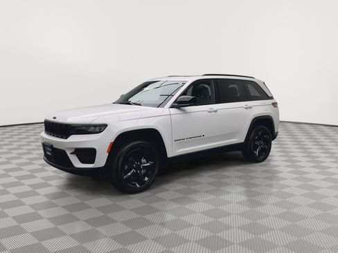 Used 2024 Jeep Grand Cherokee Altitude AWD/4WD image 36