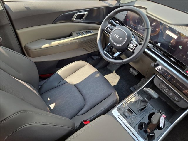 Used 2025 Kia Carnival FWD image 35