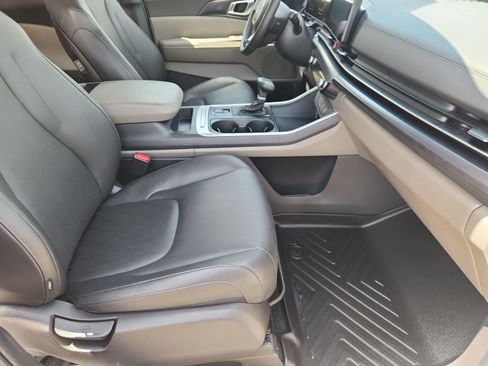 Used 2025 Kia Carnival FWD image 26