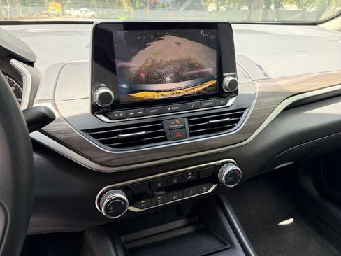 Used 2025 Nissan Altima 2.5 SV FWD image 24