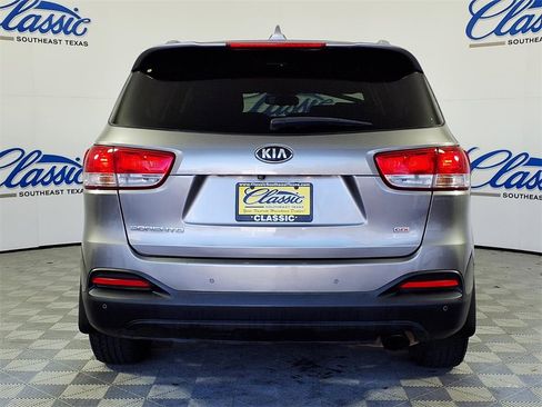 Used 2016 Kia Sorento LX w/ LX Convenience Package image 4