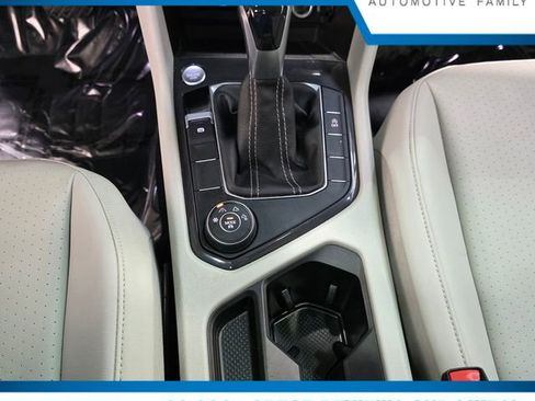 Used 2022 Volkswagen Tiguan SE w/ Panoramic Sunroof Package image 23