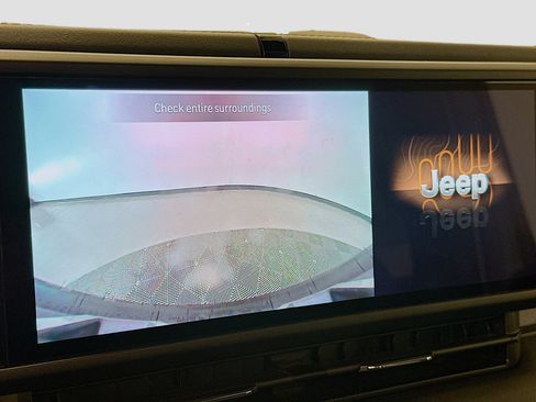 Used 2025 Jeep Wrangler Sahara image 22