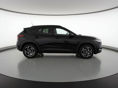 Used 2025 Chevrolet Trax LT image 11