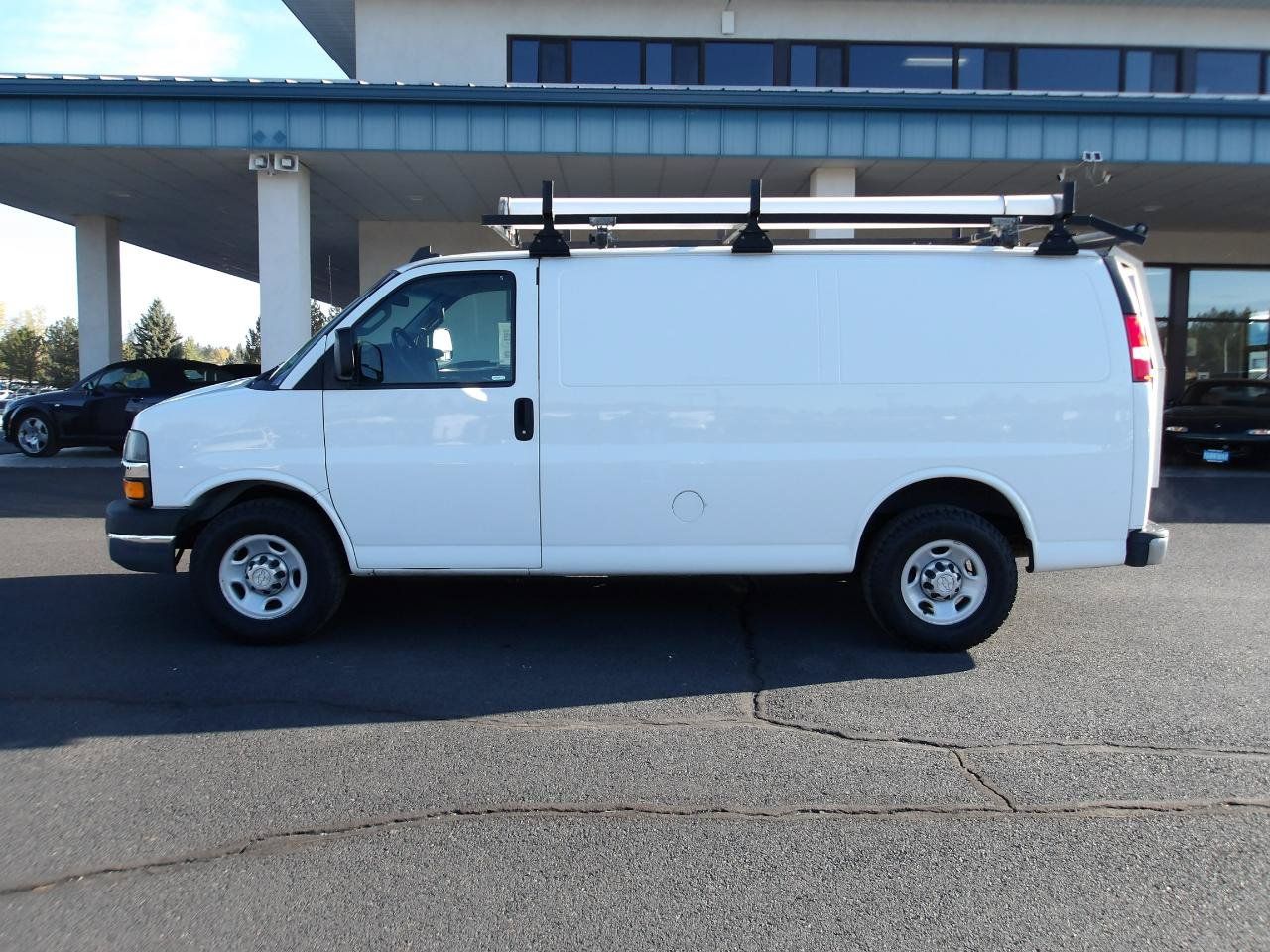 Used 2016 Chevrolet Express 3500 RWD image 2
