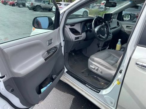 Used 2017 Toyota Sienna XLE Premium AWD/4WD image 10
