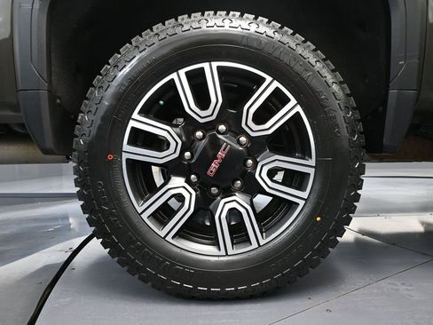 Used 2022 GMC Sierra 2500 AT4 w/ AT4 Premium Plus Package AWD/4WD image 17
