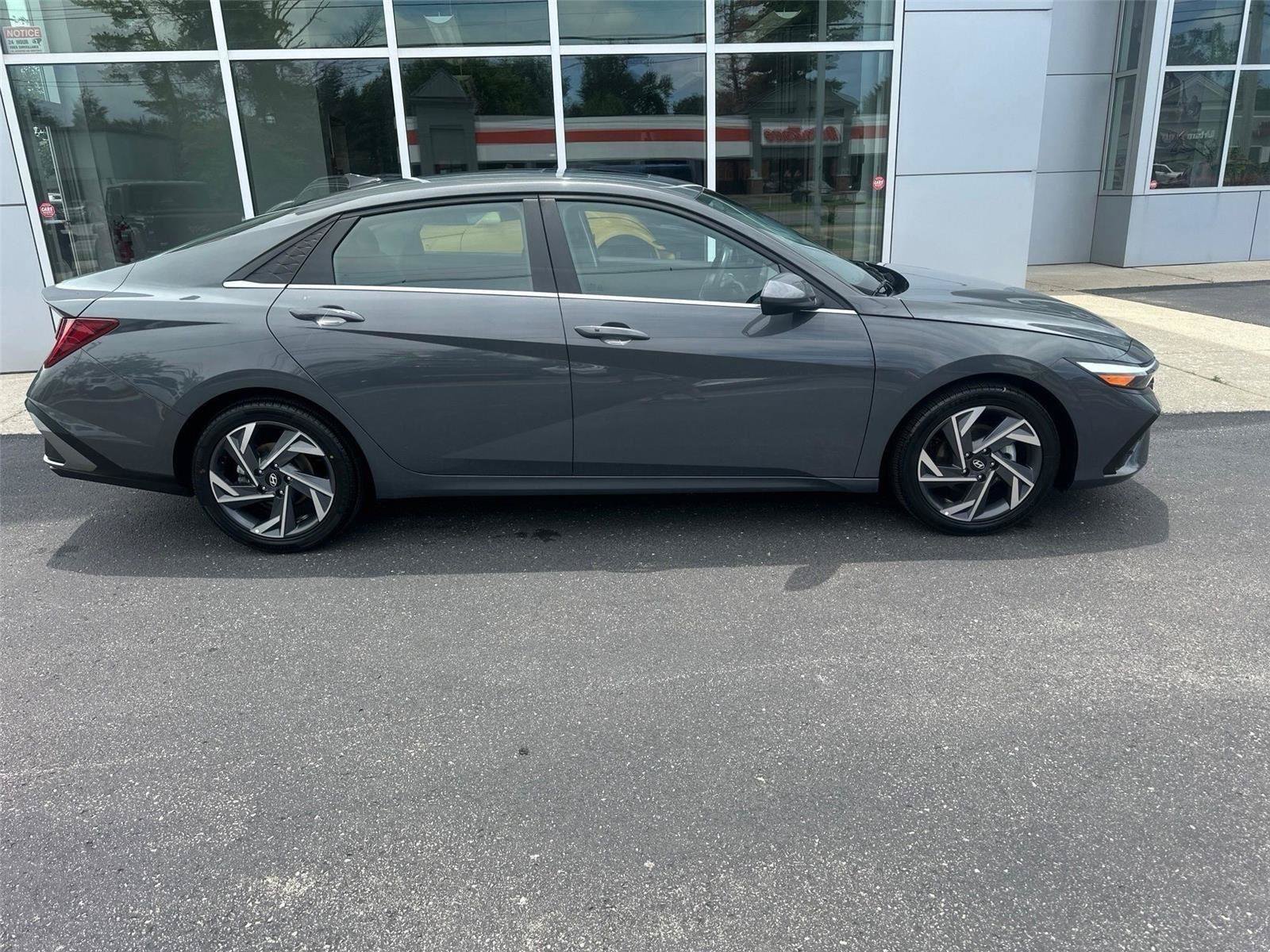 Used 2025 Hyundai Elantra SEL FWD image 2
