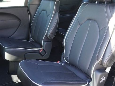 New 2026 Chrysler Pacifica Limited FWD image 12