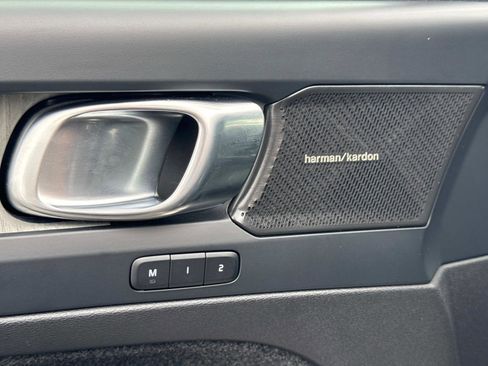 Certified 2024 Volvo XC40 B5 Ultimate w/ Protection Package Premier image 16