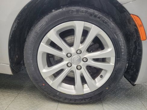 Used 2015 Chrysler 200 Limited w/ Convenience Group image 31