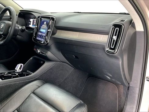 Used 2023 Volvo XC40 B4 Plus image 19