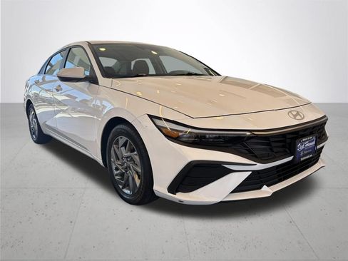 Used 2024 Hyundai Elantra SEL FWD image 5