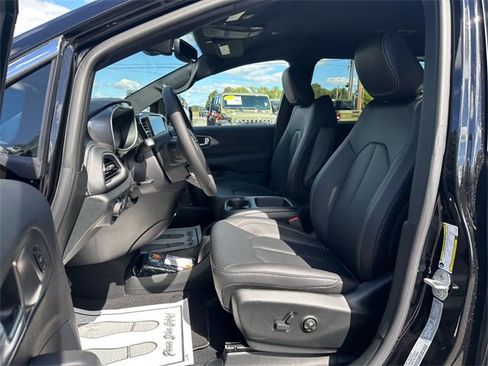 New 2026 Chrysler Pacifica Select image 9