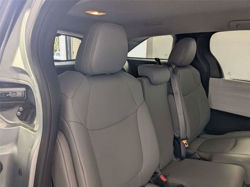Used 2025 Toyota Sienna XLE w/ XLE Plus Package FWD image 27