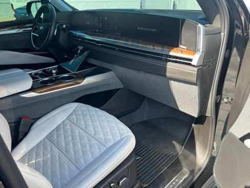 Used 2025 Cadillac Escalade Sport Platinum w/ LPO, Floor Liner Package AWD/4WD image 15