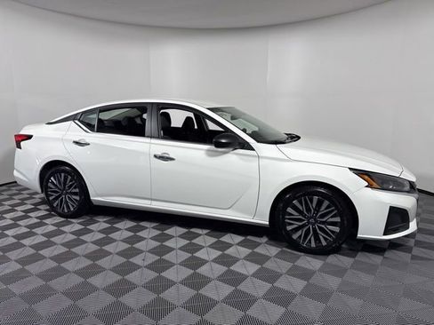 Used 2025 Nissan Altima 2.5 SV FWD image 8