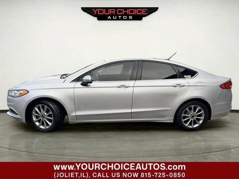 Used 2017 Ford Fusion SE w/ Fusion SE Technology Package FWD image 2
