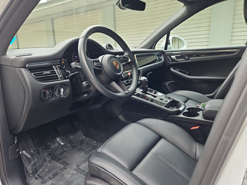 Certified 2026 Porsche Macan AWD/4WD image 4