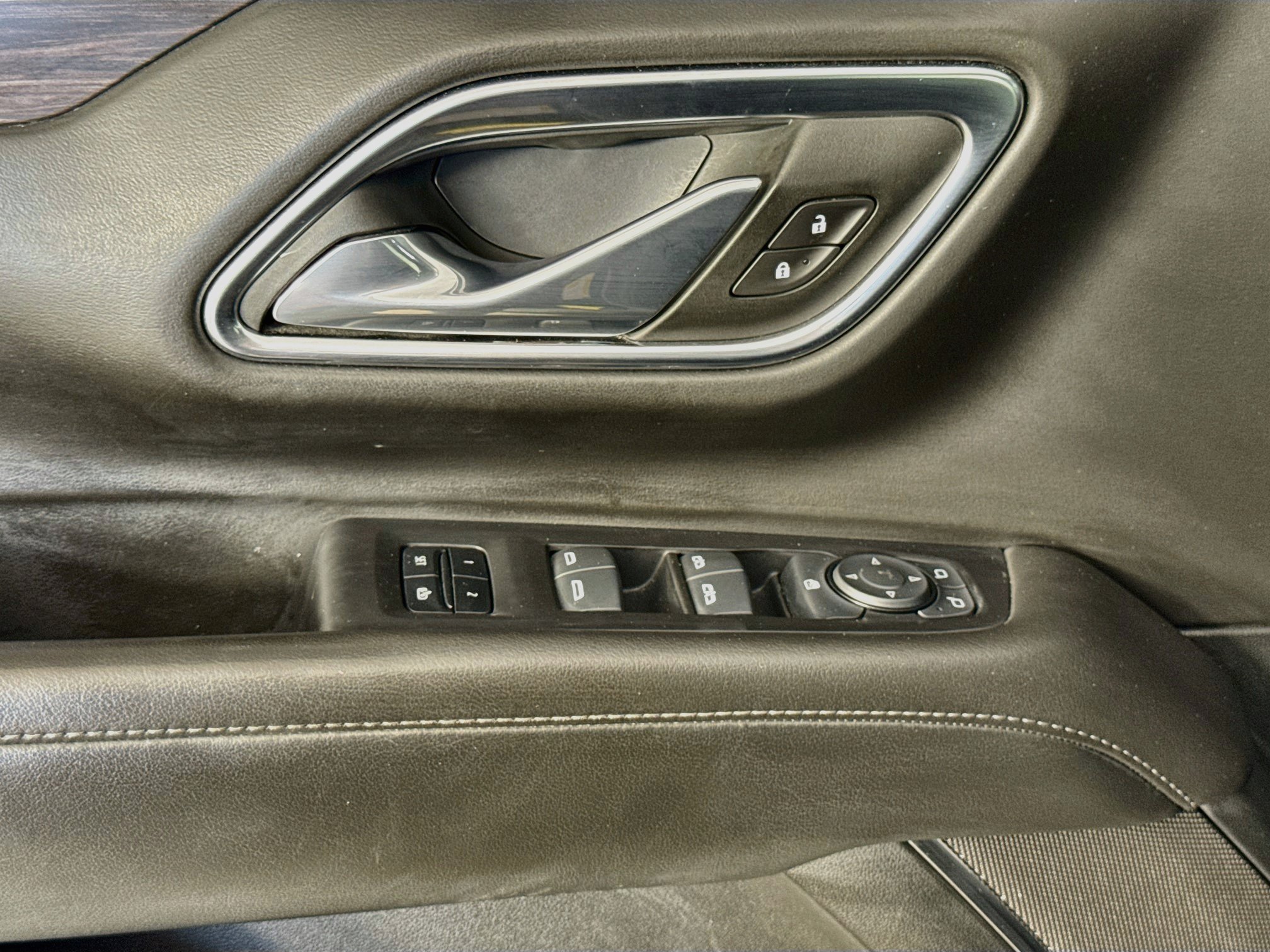Used 2024 Chevrolet Suburban LT RWD image 20
