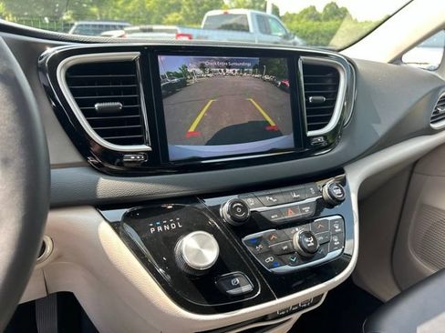 Used 2024 Chrysler Pacifica Touring-L FWD image 25