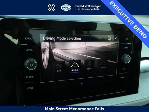 Certified 2025 Volkswagen Taos SE image 45