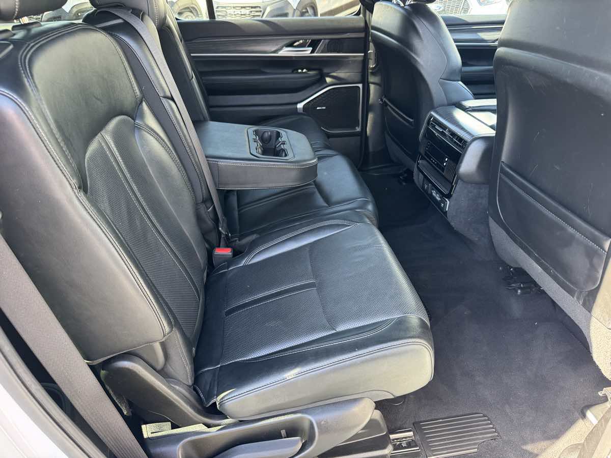 Used 2024 Jeep Wagoneer L Series II RWD image 19